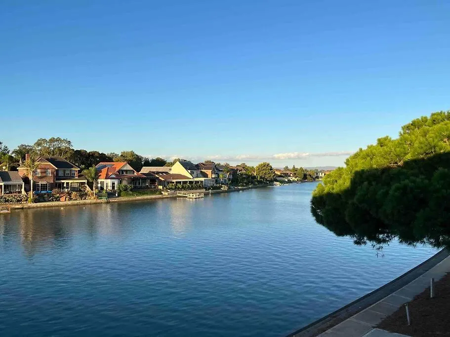 Villa Luxury On The Lake Cheltenham