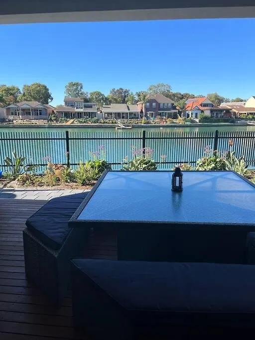 Luxury On The Lake Cheltenham