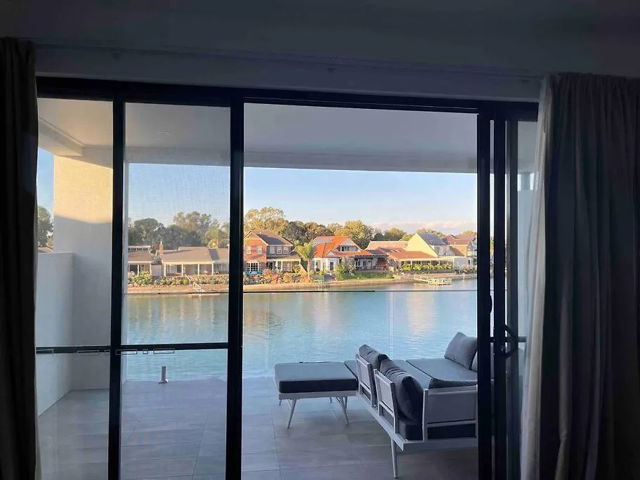 Luxury On The Lake Cheltenham Australia