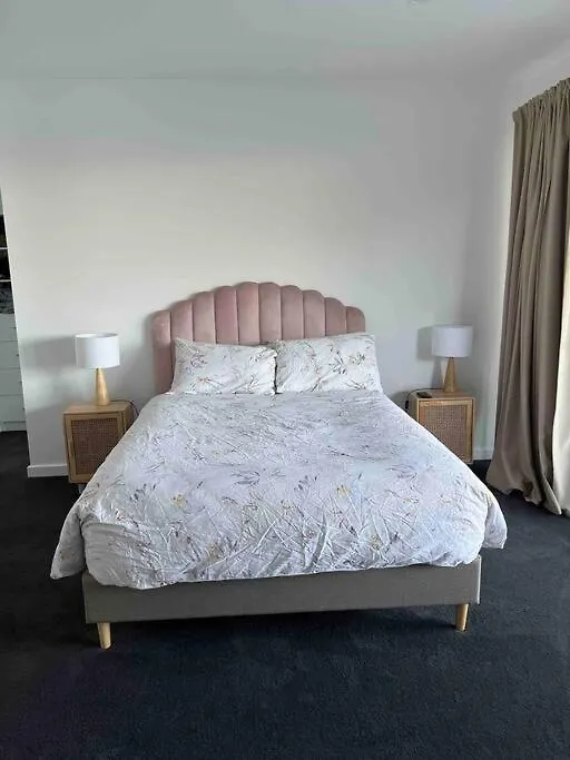 Luxury On The Lake Cheltenham 0*,