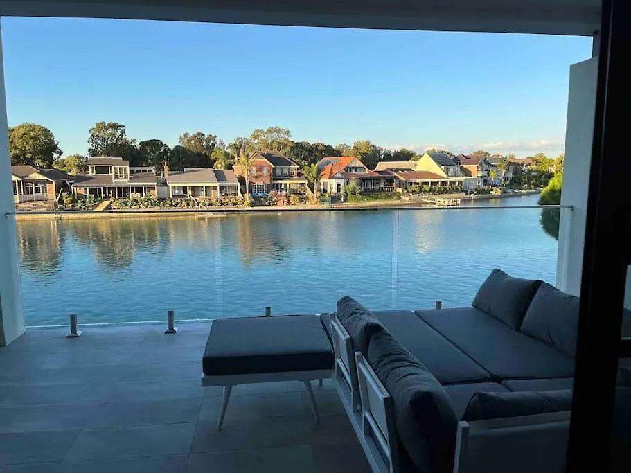 Luxury On The Lake Cheltenham